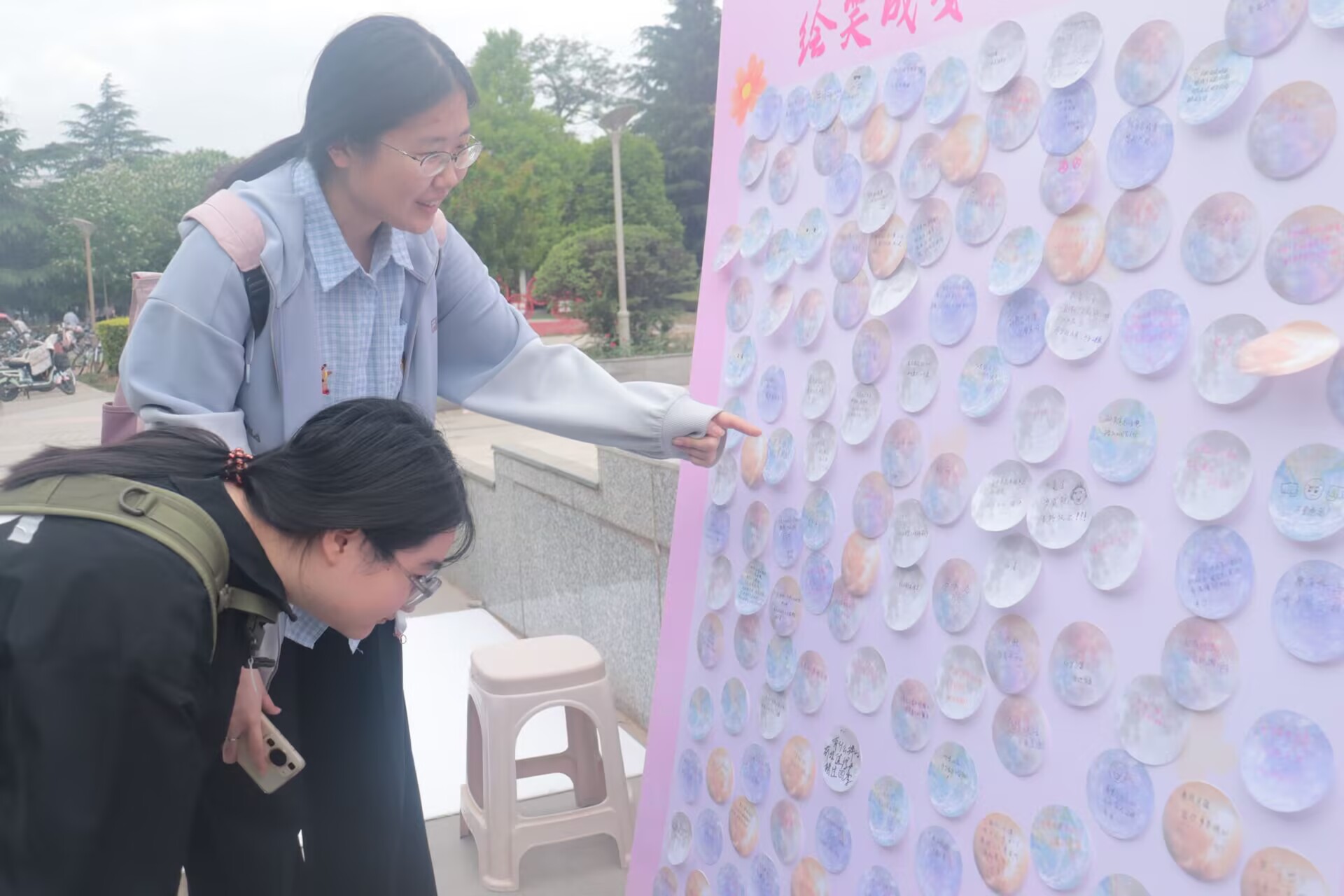 图二,展板上收集的心里寄语.jpg
