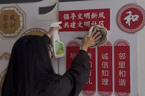 图一 学生积极参与志愿服务.jpg