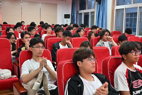 图二&nbsp;现场观众特写.JPG