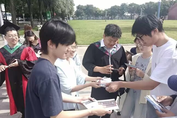 图三 现场温情互动瞬间_20260615222447.jpg