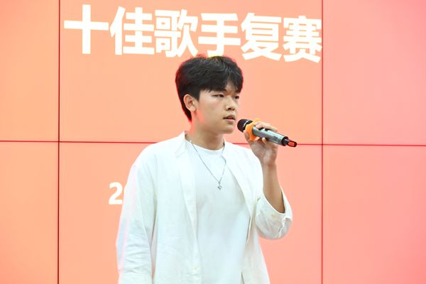 图四&nbsp;康震群演唱特写.JPG