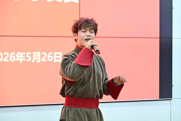 图六&nbsp;达伍力汗演唱特写.JPG