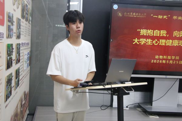 图二 志愿者发表心理健康开场白.JPG