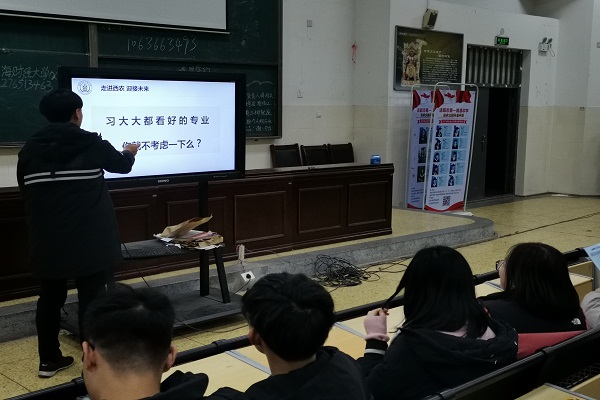 f8514f9a914d47c09640edc8dea284d9.jpg 图片三集体宣讲.jpg