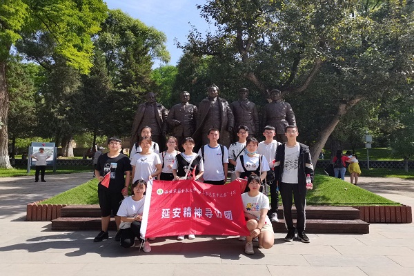 529f1069357f437ab58c87222c14a5b9.jpeg 队员们在枣园象征性的标志下合影.jpeg