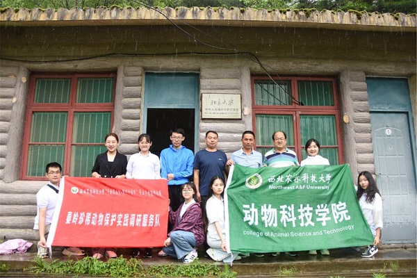 ad812242f6d846fcbe4c19eb8664895f.jpg 图片二 团队在大熊猫保护基地旧址合影.jpg