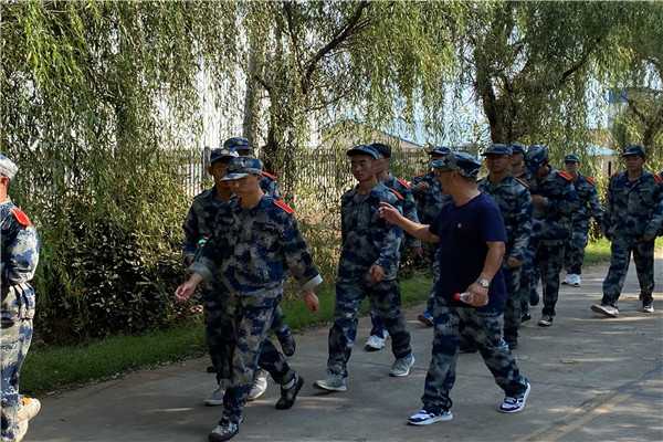 4813dcb85fb44263839aabc01969cd46.jpg 学院领导跟随拉练.jpg