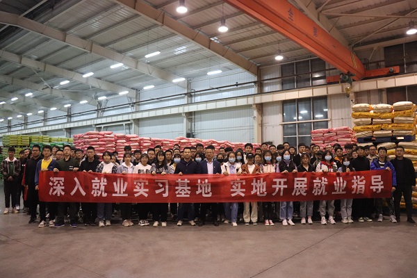 228521344cab46eea5a1b1fa9392620e.jpg 饲料厂合影.jpg