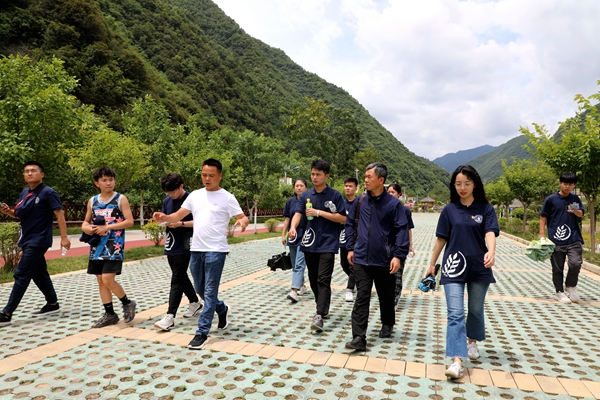 1f3e42d4f0d64de6bbd33974f2f93544.jpg 图片一 金米村副书记为团队讲解金米村木耳发展现状.JPG