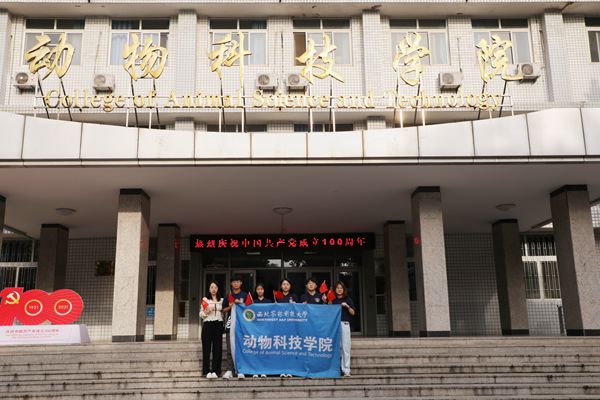 46e5c7641bd44ec1a7e73fe91f8941ce.jpg 图片一 队员在学院门口合影_副本.jpg