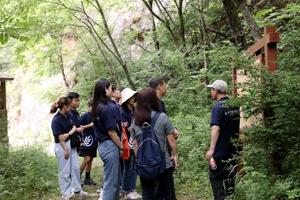 4b6914e744784348b55c28865736932b.jpg 图片三 团队在鸟巢体验区参观学习.JPG