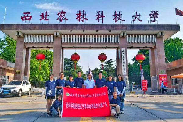 76d8444d3b2a4ba4a8000cc5ea2091d1.jpg 动科学院非遗推广队出发前在校门口的合影.jpg