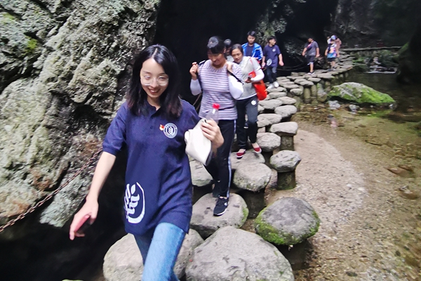 92286cb43ae7435ba0cc6a3332046af1.jpg 图片二 图为团队在秦岭中穿行.jpg