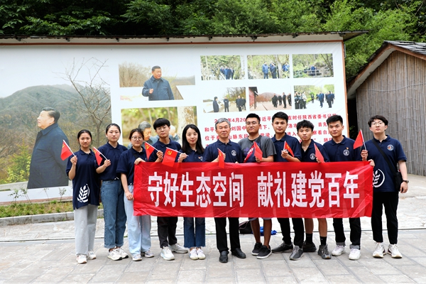 9653757960f045de98d1611fc42a3050.jpg 图片二 团队在景区合影.JPG