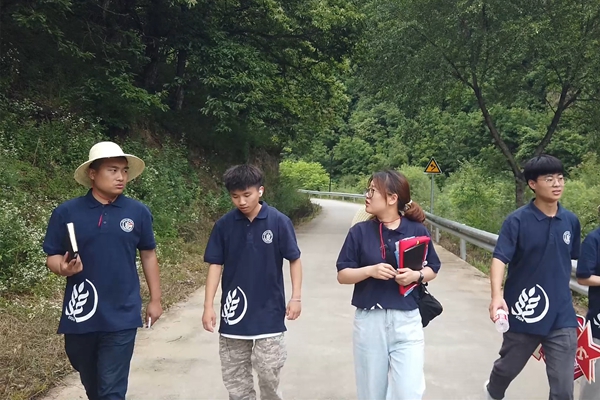 ebece633411942d6ac2bc58f1a3f296e.jpg 图片一 团队前往王玉成家中调研.jpg