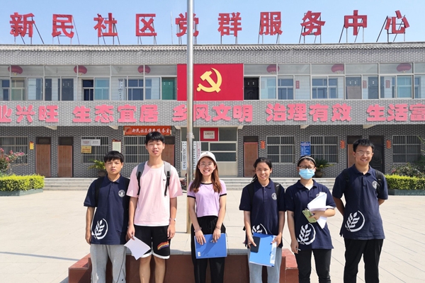 4955dc7aef9d403ab2ed1e220a176240.jpg 队员在新民社区服务中心的合影.jpg