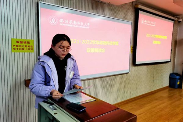 cf1e4c26d21a411b87bb32c771468de0.jpg 学习部志愿者王馨怡宣读学风建设月相关通知_副本.jpg