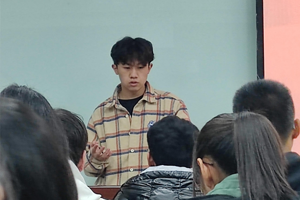 4b3e10910a9e40b385c62432acfe417b.jpg 21级委员简正冉同学在分享工作经验.jpg