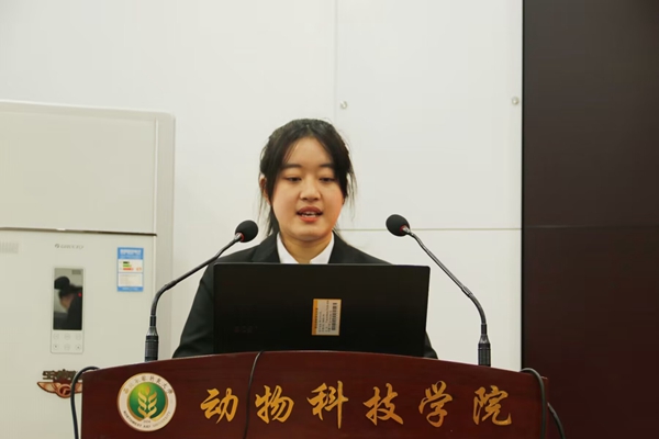 26391f4ddcbe4552af806ec741d0831b.jpg 支部负责人穆亚男讲话.jpg