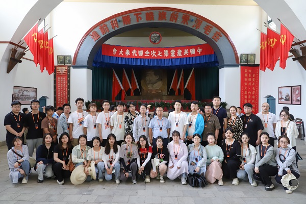 b72be9c3e68d42c5a871e743f7b4e447.jpg 七大会址合影.jpg