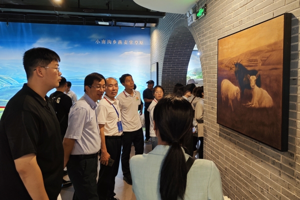35d3d9f404614198bf8d794d51cbcd5b.jpg 杨雨鑫老师为大家介绍环县羊的引育历史.jpg