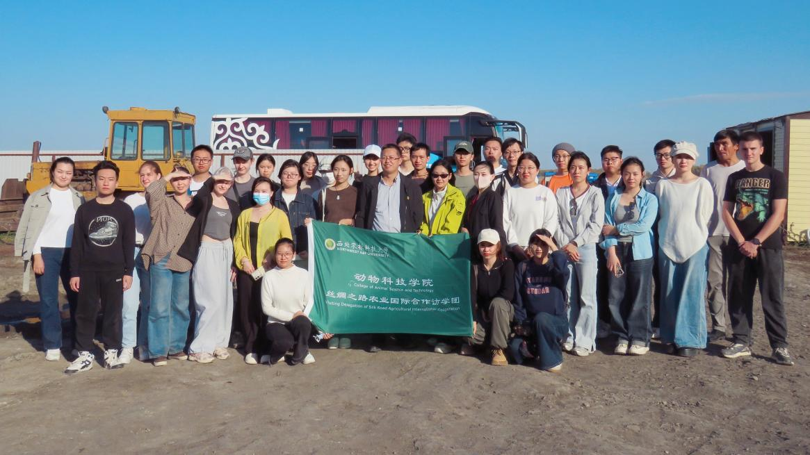 实践团在羊场合影.png