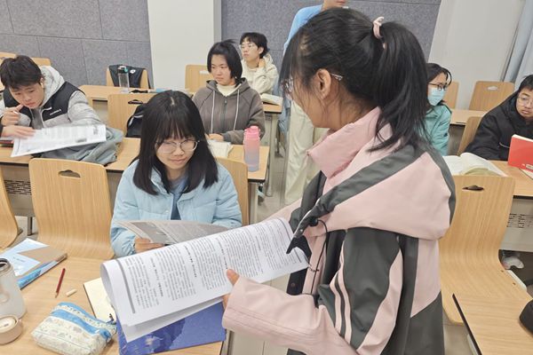 图二科创部门成员分发微报.jpg