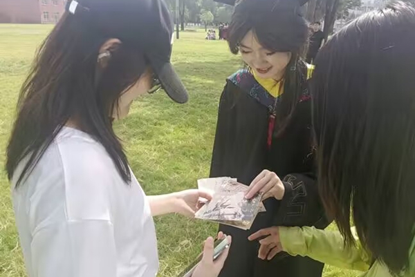 图一 工作人员为毕业生分发贺卡_20260615222416.jpg